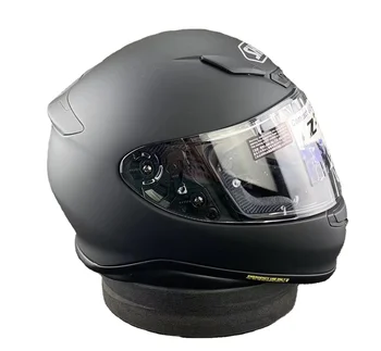 Две части включают мотоциклетные шлемы с полным лицом и матовые черные шлемы для гонок на внедорожных мотоциклах
